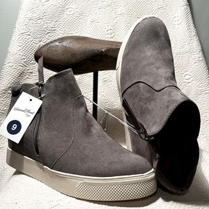 Universal Thread grey wedge Sneaker